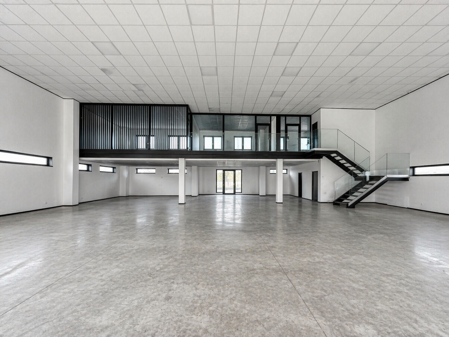 Available warehouse hall or storage capacity